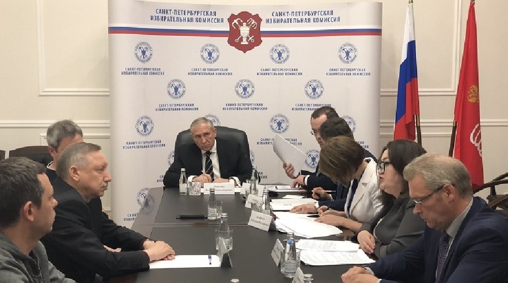  Врио губернатора Александр Беглов (второй слева) подает документы для участия в выборах. Фото Горизбиркома 