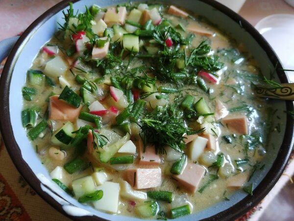 Тарелка вкусной окрошки