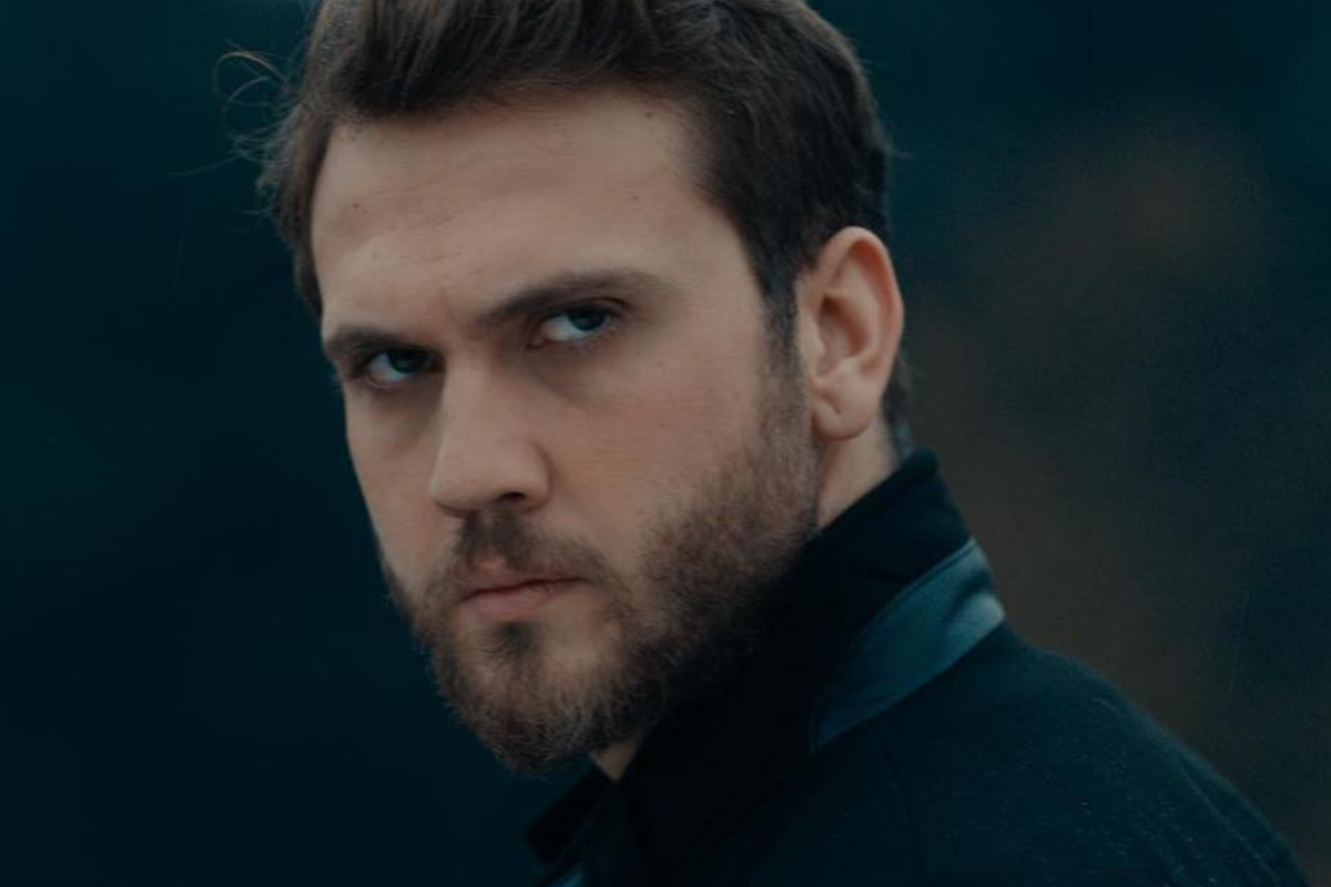 На фото кадр из сериала "Чукур" в главной роли Арас Булут Ийнемли
