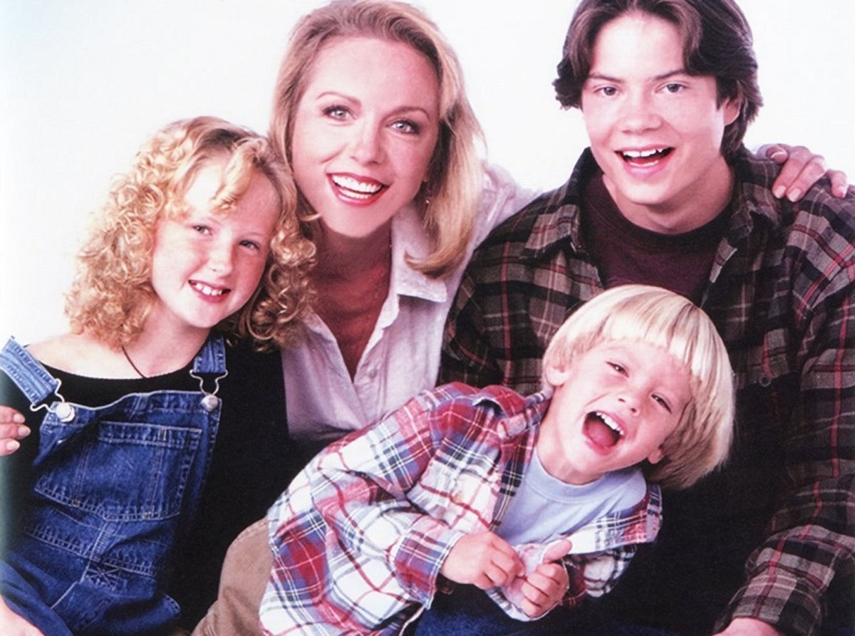 Бретт Батлер (Грейс Келли), Квентин (Джон Пол Стоер, Сэм Хорриган), Либби (Кейтлин Кэллум) и малыш Патрик (Дилан Спраус), Сериал "Грейс в огне", Image: via Amazon