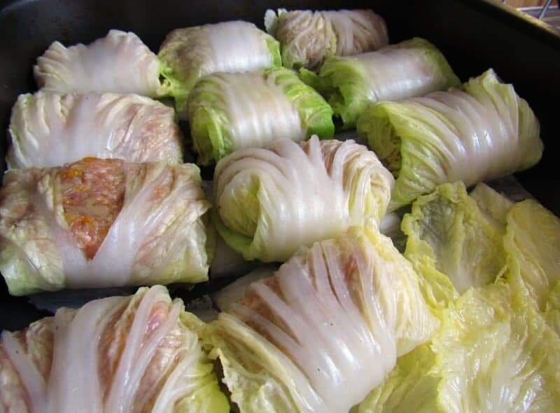 В детстве под угрозой расчленёнки ведь не стал бы есть голубцы, ни под каким предлогом и соусом, становишься старше и иногда скулы сводит как охота голубчиков правильных 3 штучки запитонить с томатно-сливушным соуском, но тут желание быстро проходит понимая как всё таки это сложно накрутить себе порцию и тушить ожидая результата, так что эта зарисовка для кухонных спартанцев, упёртых и отважных: - не обязательно мучать капустные листья отбиванием, ошпариванием и вырезанием толстенькой жилки, возьмите салат Ромейн или Айсберг с ними тоже аппетитно получится, их в солёно-кислый кипяток, чтобы стали "тряпочкой" на 2 минуты и вытащить
- фарш: мясной любимый фарш 400 гр, его оставить сырым это важно, положите в него 3 грамма соды и перемешайте, пусть станет плотным
- лук 100, морковь 100, сельдерей корень 100 обжарить всё на смеси двух масел до полной готовности сливочное 50, растительное 30 мл
- рис подходит Жасмин, Басматти, Королевский Басматти или Лазер, в отсуствие оных не скулите, что получилось слишком обычно, рис должен быть ароматным, замочите его на 30 минут в воде
- нарежьте чеснока 6 зубков, чили 1 перчик, петрушки 50 гр, сырой лук 50 гр и смешайте фарш, сырое мясо, замоченный рис, пассировку
- теперь абсолютно не стараясь крутите сигары из листьев и фарша 50 гр в каждую, укладывайте в сковородку или если семья большая на противень в один слой
- шураните воды 500 мл и поставьте в духовку, помните воды немного, всегда можно добавить кипяточка
- соус: томатная паста 150гр, сметана 300мл, сливки 33% 300 мл, соль 5, перец 2 этой жижжей залейте через 30 минут запекания на 150 градусах и ещё 20 минут
- голубчики из-за сырого риса обязаны натянутся как будто простынь свежая на резинке и впитать весь мясной сок от фарша
*** по секрету скажу, круто когда это всё написанное выше за вас сделает кто-то с любовью и позовёт к столу, а вы заворачивете фаршик в листики? #малаховский #кухня #мастеркласс #чудом #вкусноспам #кулинария #кейтеринг #жизнь #едаhd #едаялюблютебя