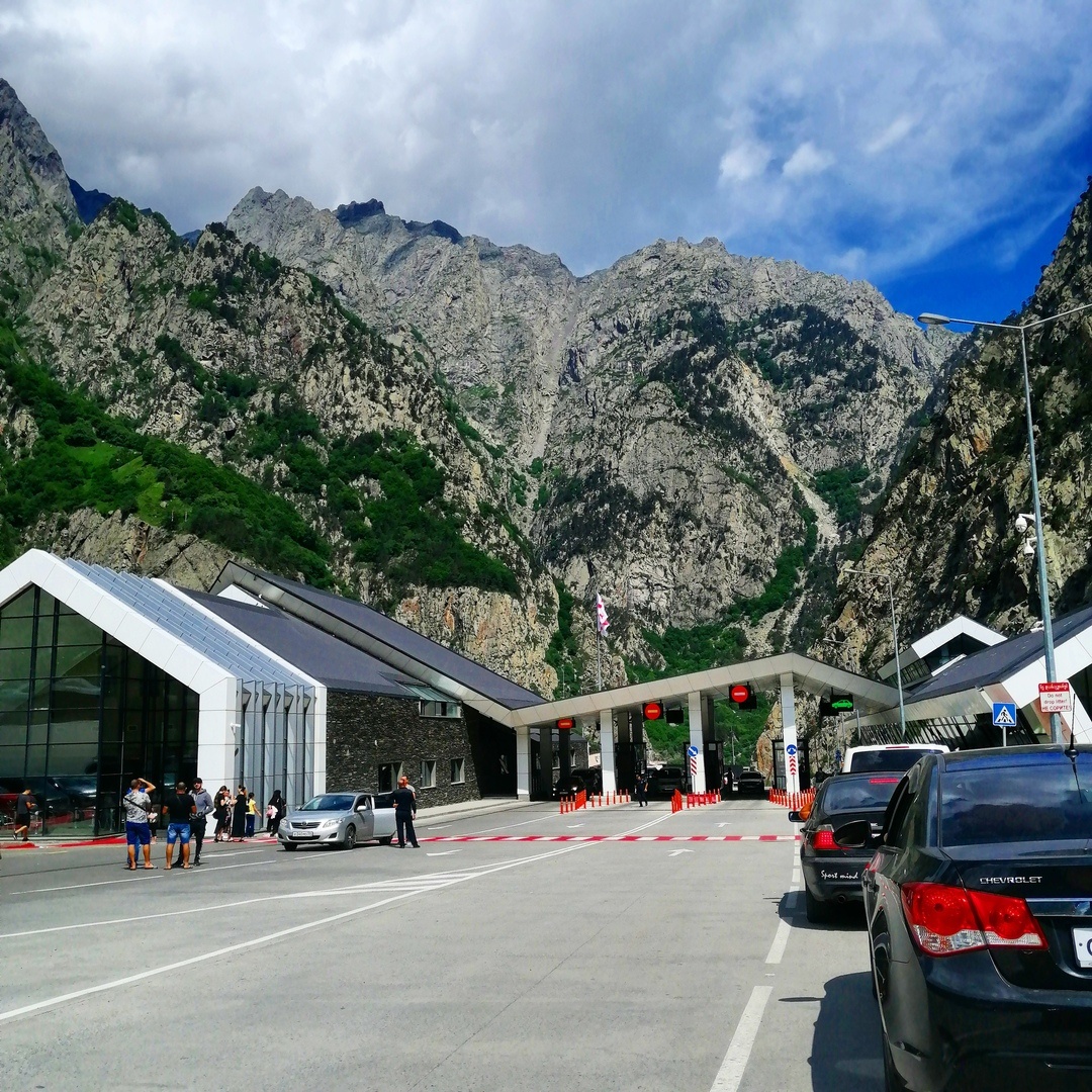 КПП "Верхний Ларс", единственное место где законно можно въехать в Грузию, находиться возле Владикавказа