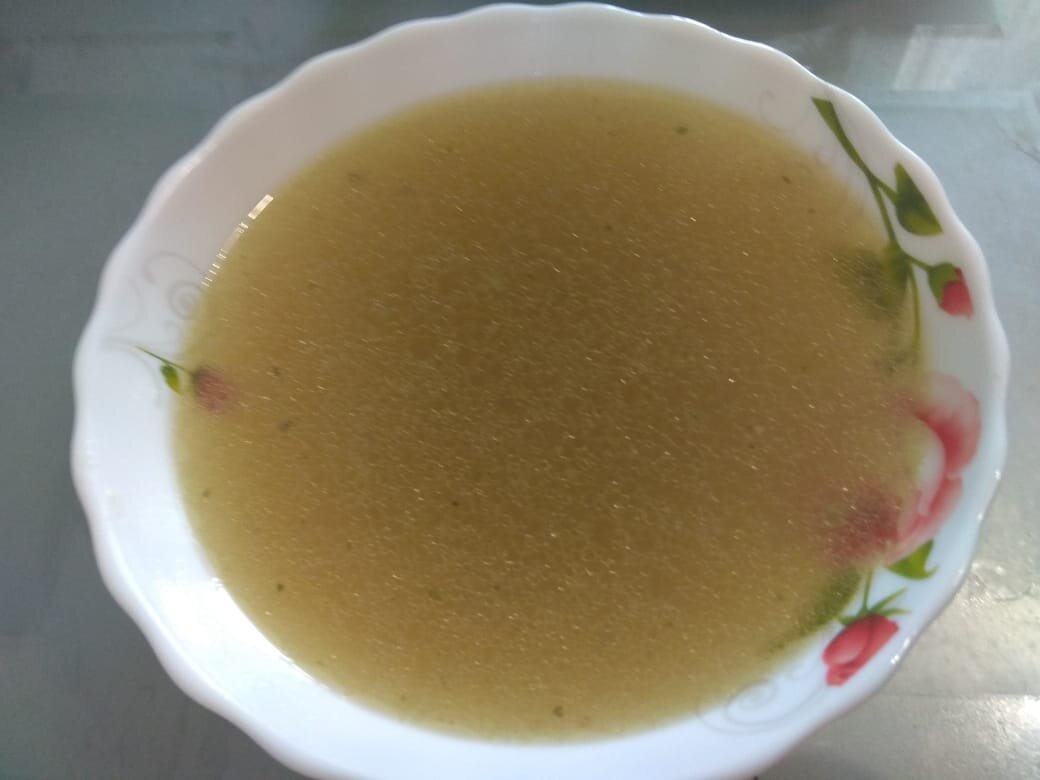Золотистый наваристый вкусный и ароматный бульон из курицы