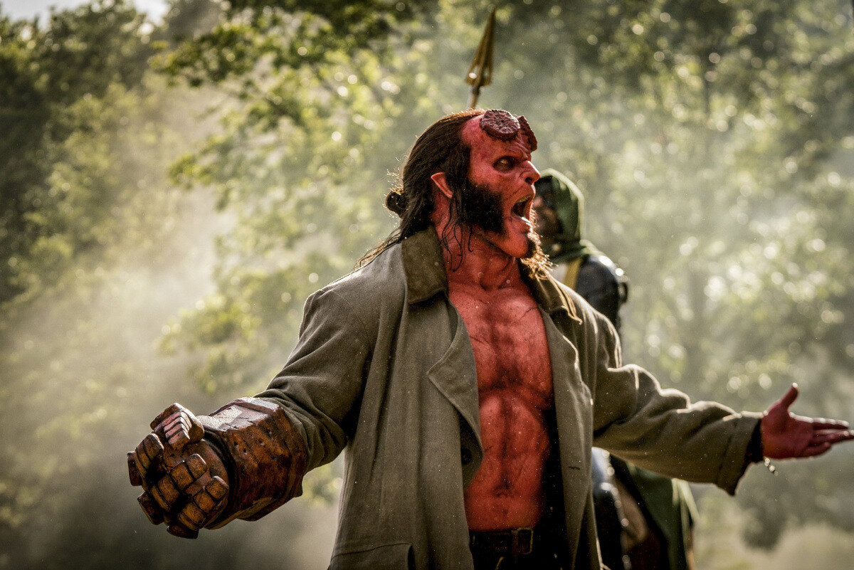 К гриму придётся привыкать! Кадр из фильма "Хеллбой"