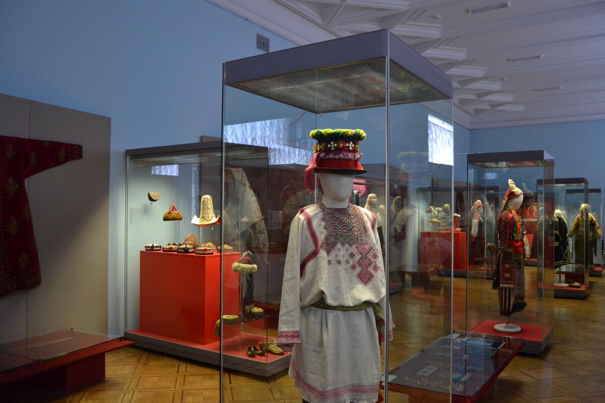 Выставка «Декор из металла и стекла в традиционных костюмах народов России» (из собрания Российского этнографического музея)