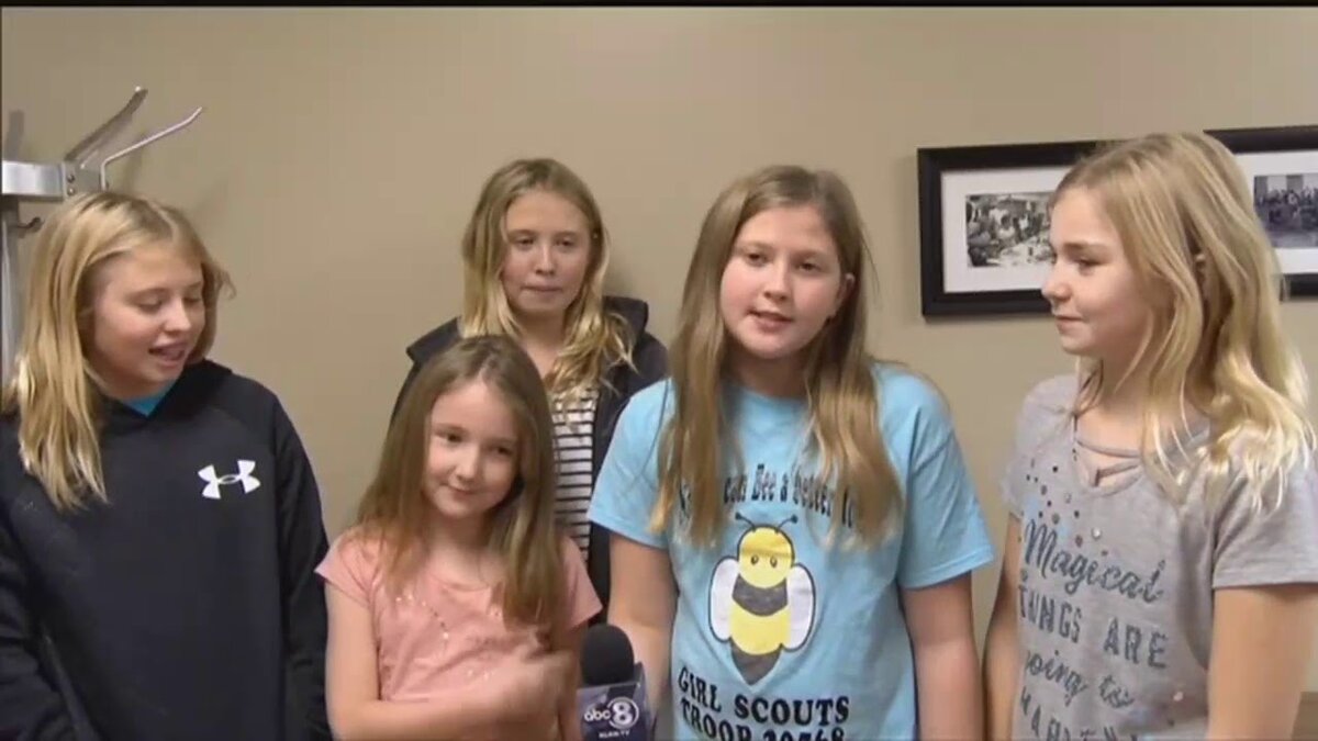 Ученицы начальной школы сами выбирают себе одежду и ухаживают за волосами