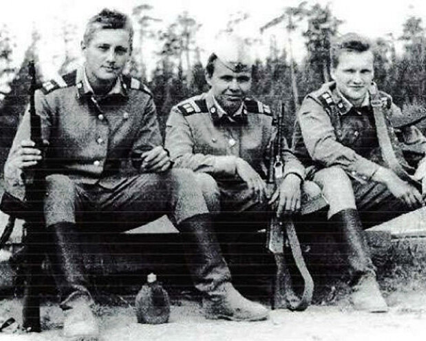 Андрей Тихонов (первый слева).