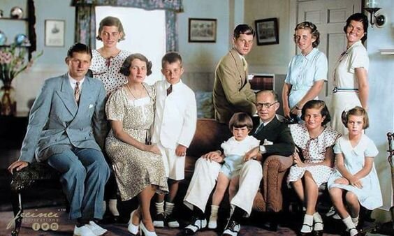 Семья Кеннеди в 1930-е годы. Кэтлин во втором ряду, вторая справа