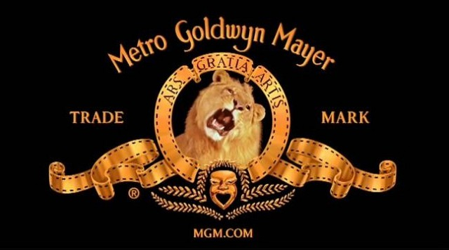 Рычащий лев с заставки киностудии MetroGoldwyn-Mayer окружен кинопленкой с девизом «Аrs gratia artis» («Искусство ради искусства»)