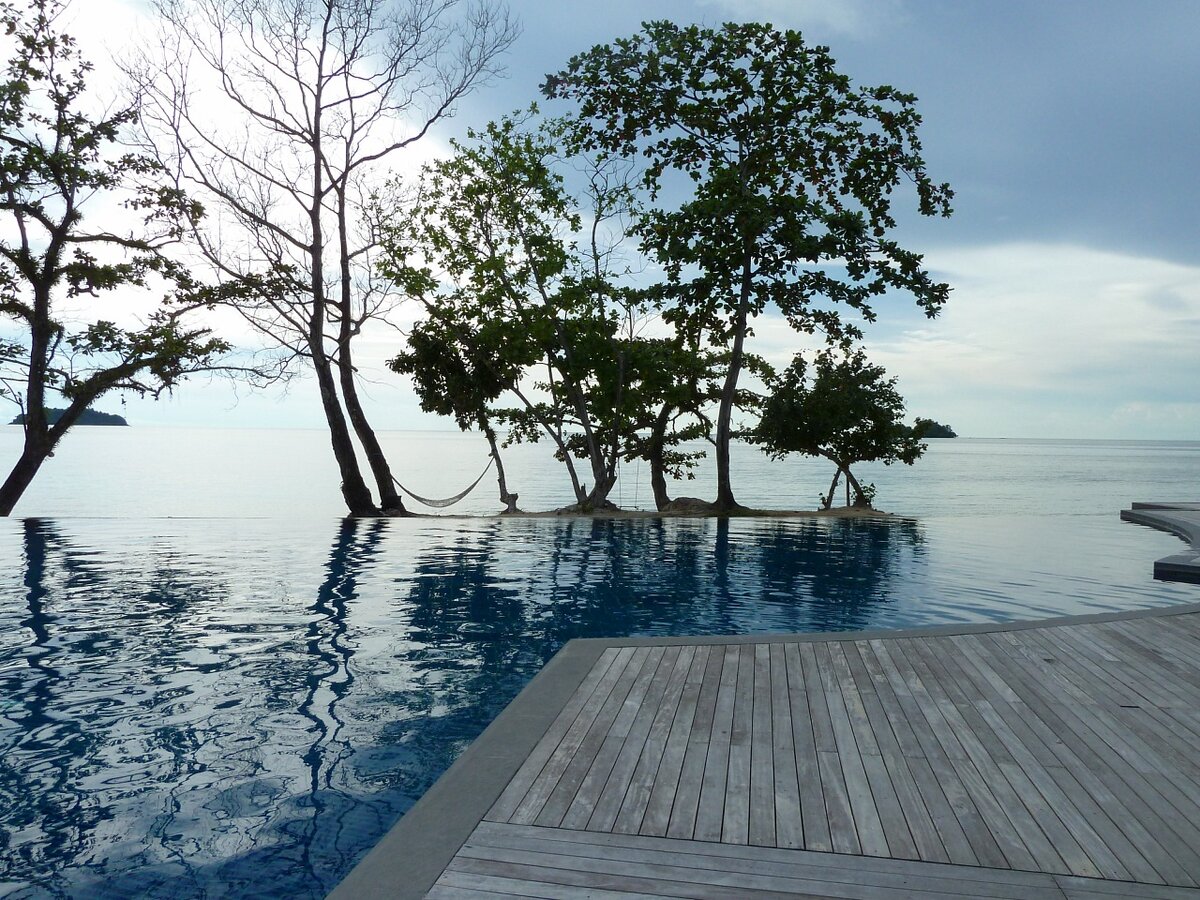 Вид на море с шезлонга соседнего отеля 