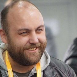 — Это классическая ситуация, связанная с 1 сентября. Во-первых, перед началом учебного года люди возвращаются из отпусков. Во-вторых, трафик увеличивается из-за того, что людям надо купить учебные принадлежности для школы, вуза, — говорит Петр Шкуматов, координатор движения «Общество синих ведерок».