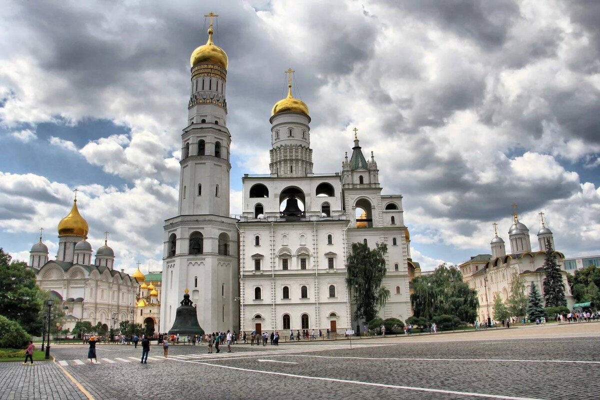 Колокольня "Иван Великий" и Филаретовская звонница в Москве.