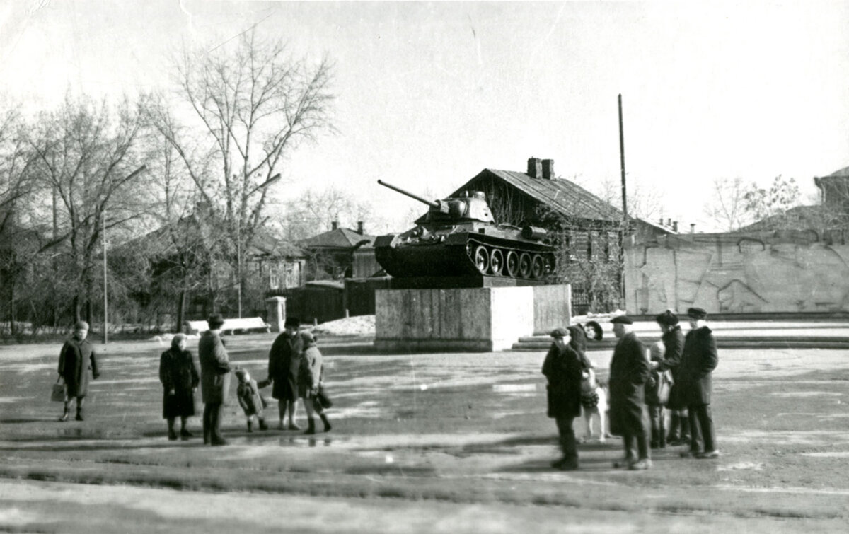 Источник: pastvu.com. Памятник Уральскому добровольческому танковому корпусу, 1965 год