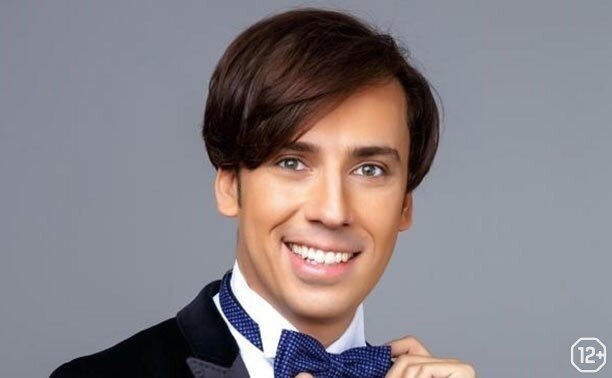 В чем же секрет Максима Галкина? Популярный юморист, талантливый телеведущий с большой популярностью на российском телевидении. Друзья, учителя еще в школе заметили что в нем что-то есть Добился больших высот.  Родился в семье генерала, Некоторое время жил в Германии, пародировал учителей.
