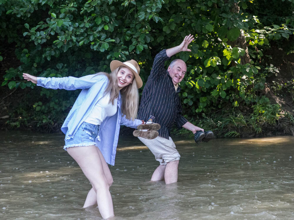 Владислав Несынов и Ева на пленэре Академии переходят реку.