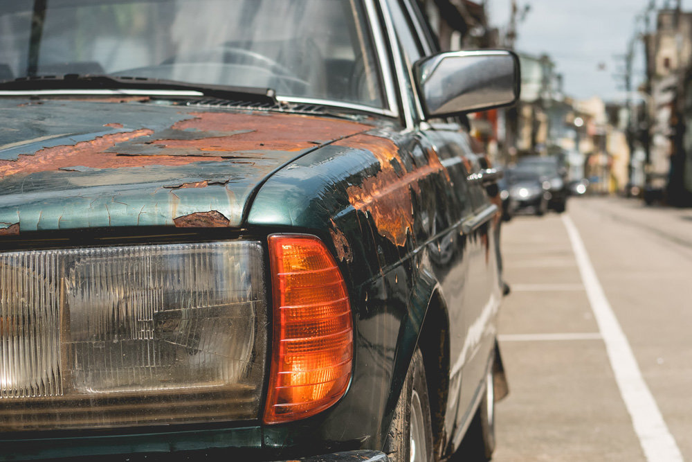 Комитет Госдумы по индустрии внес предложение запретить внедрение автомашин, достигших «предельных сроков эксплуатации». Пока же не устанавливается, идет ли речь о личных или же платных машинах. В Минпромторге сказали, собственно что ветхие авто надо выводить из эксплуатации с поддержкой мер регулировки и стимуляции шоферов на обновление автопарка