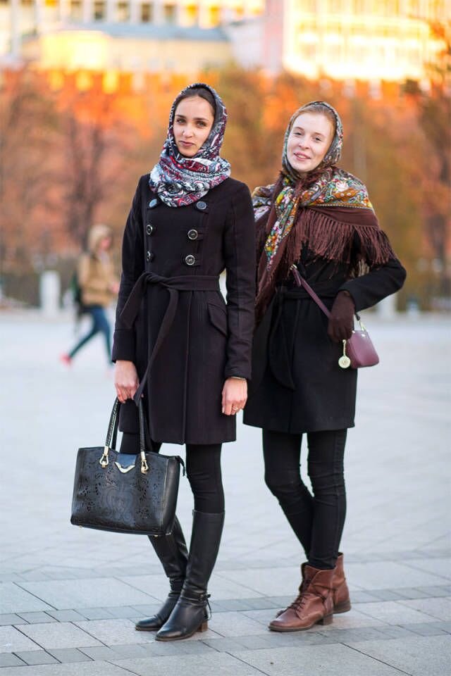 Женщины в зимней одежде на улице