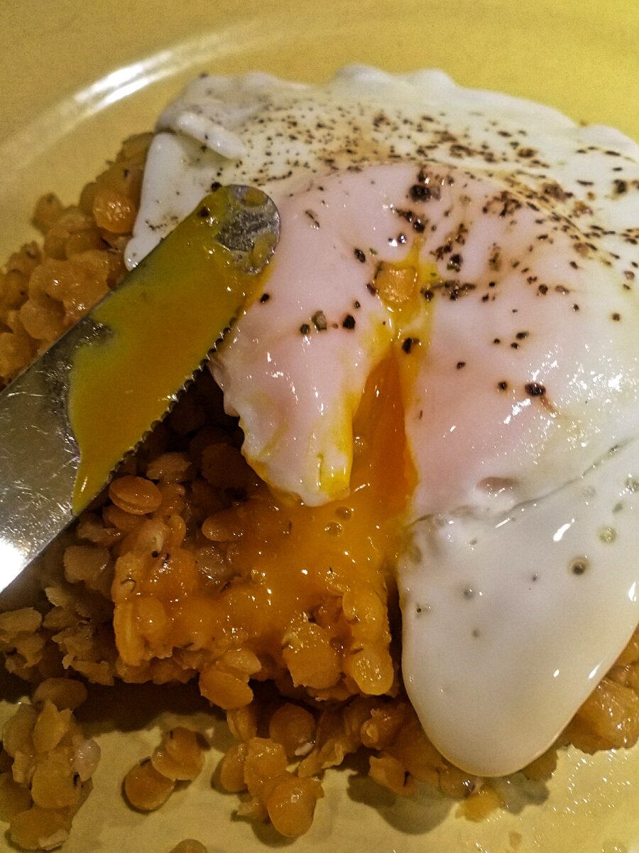 Вариант подачи с "глазуньей"