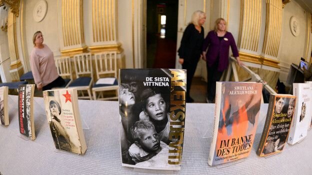 Книги Светланы Алексиевич, выставленные в Шведской академии после объявления ее лауреатом Нобелевской премии по литературе. Фото www.bbc.com