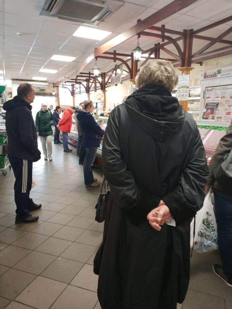 Вот так выглядел сегодня Мяснов с утра. Маленькое душное помещение, куча народа