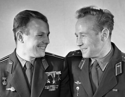 Юрий Гагарин и Алексей Леонов. Источник фото: Газета.ru.