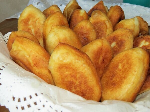 ..... на столе стояла тарелка с горячими пирожками...