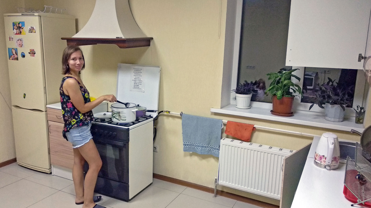 Готовлю макароны в одну из наших поездок, очень удобно что есть такая возможность. А холодильник сейчас другой поставили.