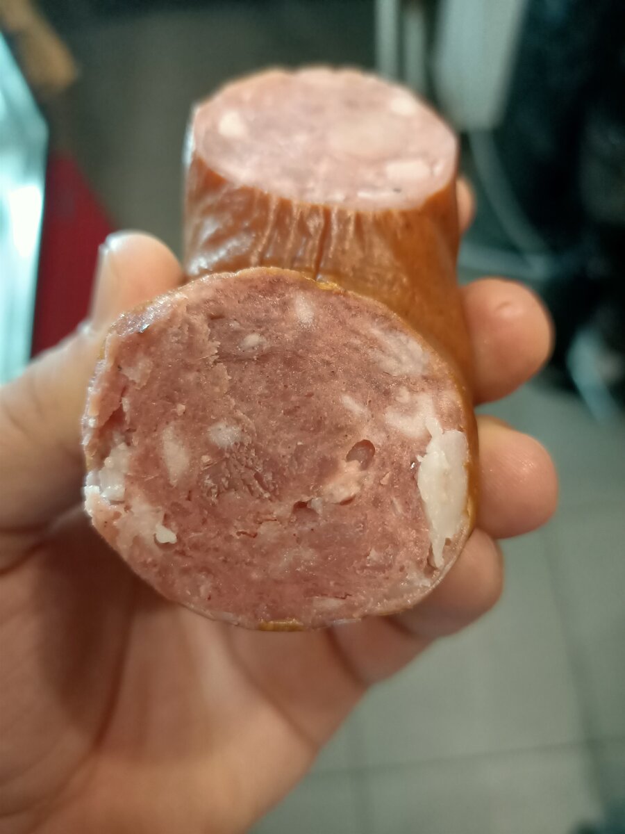 Срез - замечательный! Жира не много, видно мясную структуру, колбаса - упругая. Берём!