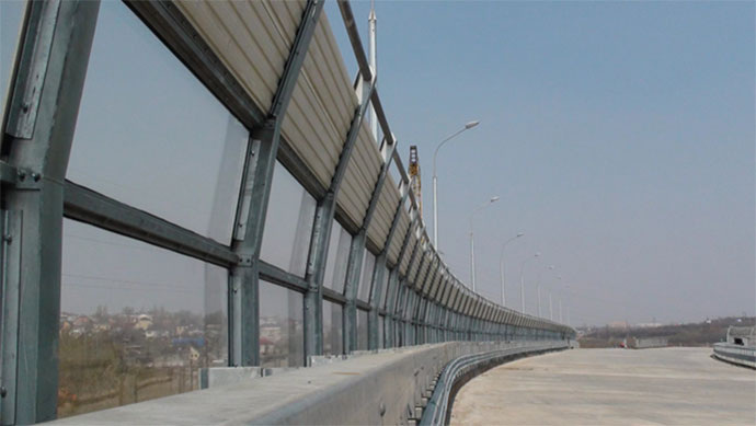 Шумозащитные заборы и экраны радикально меняют вид города. 
