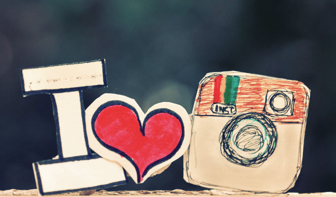 
Как увеличить просмотры в Инстаграме: полезные рекомендации — 2019
Замечали, что инста в 2019 году стала показывать публикации в ленте новостей в хаотическом порядке? Такой принцип постановки приоритетов для постов усложняет жизнь инстаграмеров, которые продвигают бренды в  сети. Хотите узнать, как увеличить количество лайков в Instagram и охватывать большую аудиторию? Тогда слушайте внимательно и запоминайте, повторять не будем.

Факт остается фактом, но новую схему ранжирования публикаций по приоритетности адекватной назвать сложно. Поэтому часто юзеры теряются и не знают, что делать, чтобы выросло число просмотров в Инстаграме.

Итак, фишка нововведения состоит в том, что теперь не имеет значения, сколько подписано людей на профиль. На первое место выходит регулярная работа, направленная на увеличение аудитории. Используются для этого все возможные способы, разрешенные и «серые». Доходит до того, блогеры создают специальные чаты, куда постят материалы и комментят друг друга. Также есть много платных сервисов, которые помогают накрутить просмотры в Инстаграме.

Какие публикации поиск Instagram показывает в первую очередь

✔ Публикации юзеров, с которыми постоянно общаетесь или числитесь френдами на ФБ.
✔️Публикации юзеров, которых регулярно читаете, лайкаете и комментите.
✔️Материалы юзеров, которых искали через поиск инсты.
✔️Публикации реальных юзеров, а не бизнес-аккаунтов, фирм и т.д.
✔️Материалы, которые раскручиваются при помощи таргетированной рекламной кампании.

