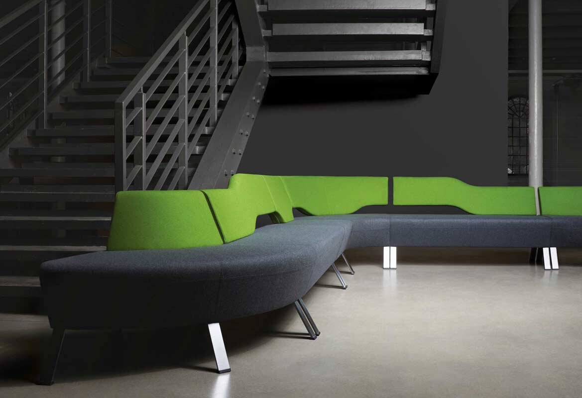 Стильная модульная мягкая мебель для холлов UpDown. Лаконичные диваны, дизайнерская форма спинки. гармонично подобранные цвета обивки, стильные металлические опоры. На этом объекте - вариант диванов со ножками из металла.