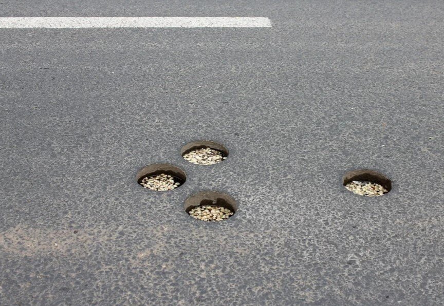 кто и зачем сверлит дыры в новом асфальте?