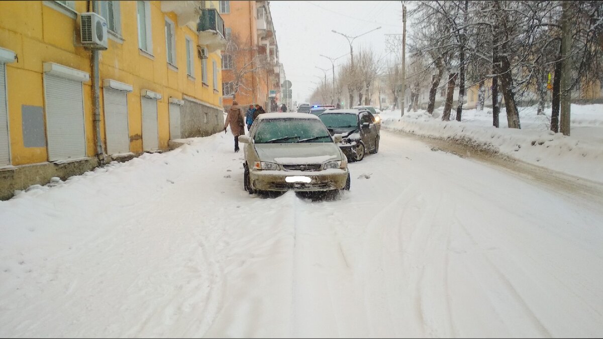 От удара автомобиль отбросило на тротуар - благо, в это время никого из прохожих там не было.