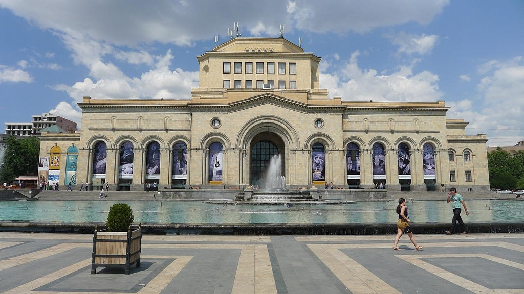 Туры в армению из санкт петербурга. Republic Square Yerevan. Национальный исторический музей Армении. Square Republic Erevan. Фермата Ереван.