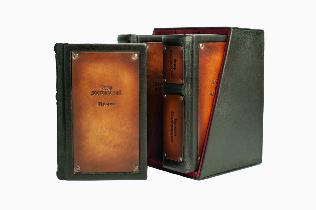 Трехтомник в полукоробе, больше я рассказываю в видео ниже