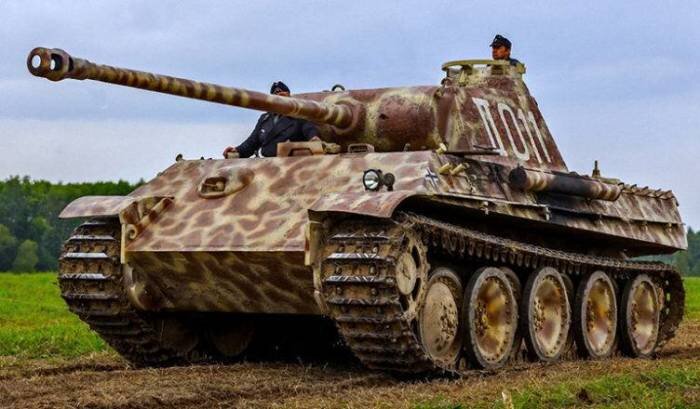  

Советский Т-34 принято считать лучшим танком Второй мировой войны. Впрочем, многие утверждают, что немецкие «Пантеры», созданные специально для борьбы с «тридцатьчетверками» были ничем не хуже, а в каких-то моментах даже опережали советские бронемашины. Правда это или нет — вопрос спорный, но то, что в свое время «Пантеры» успешно противостояли нашим танкам, остается фактом.
