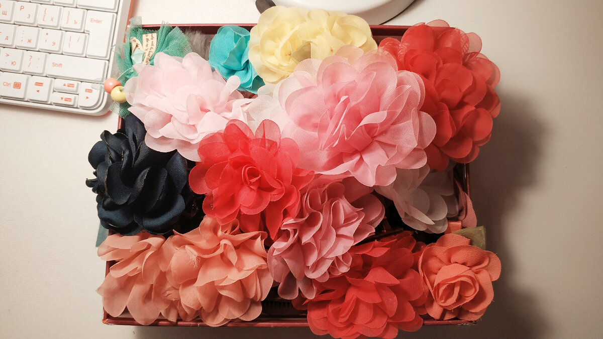 Цветы на заколке - любимый вариант украшений! Яркие, красивые, небольшие! Удобно крепятся даже на тонких волосах!