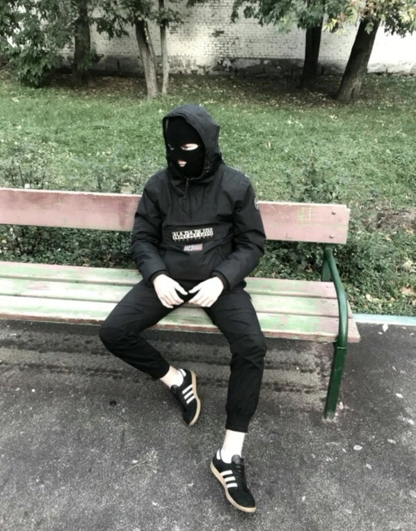 Эти подростки носят одежду с опеределеными фирмами. Они одеваются в чёрную одежду фирмы napapijiri ,stone island,cp company ходят в чёрных балаклавах или кепках. Обитают в подъездах или в людных местах редко ходят одни, если они одни  к вам даже не подойдут , если эта статья была полезной коментируйте 