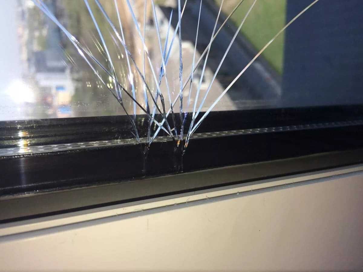 поменять разбитое стекло в шкафу