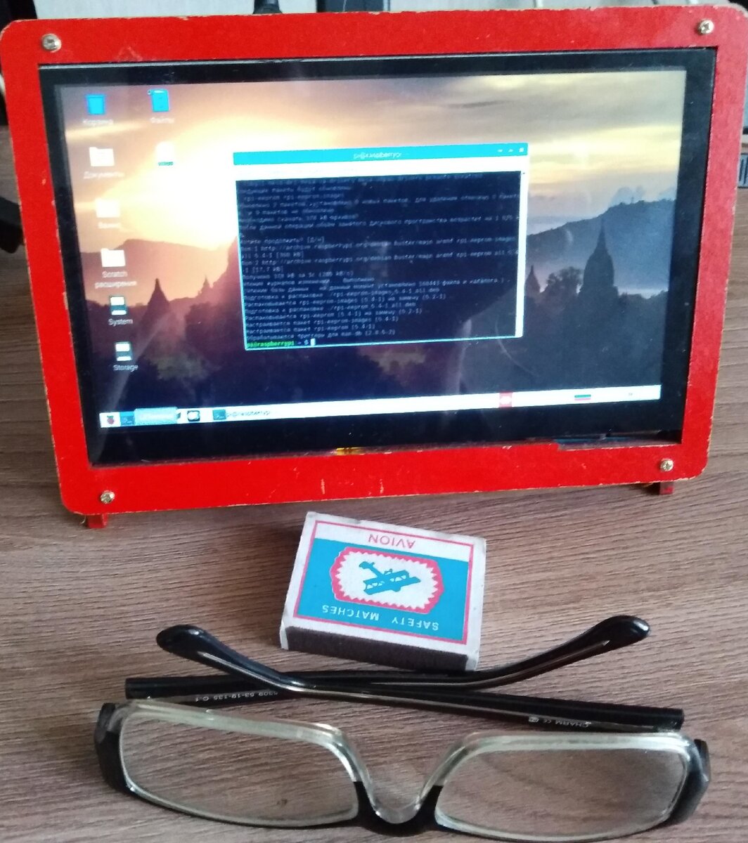 Миникомпьютер Raspberry Pi 3 с дисплеем, вид спереди