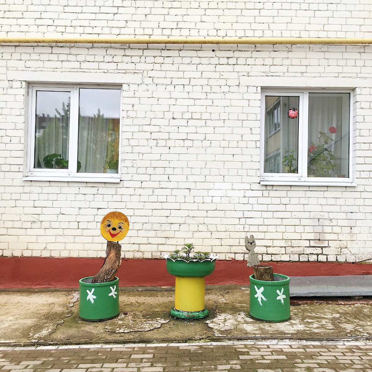 Источник изображения: личное фото автора. Колобок и кот встречают у подъезда...