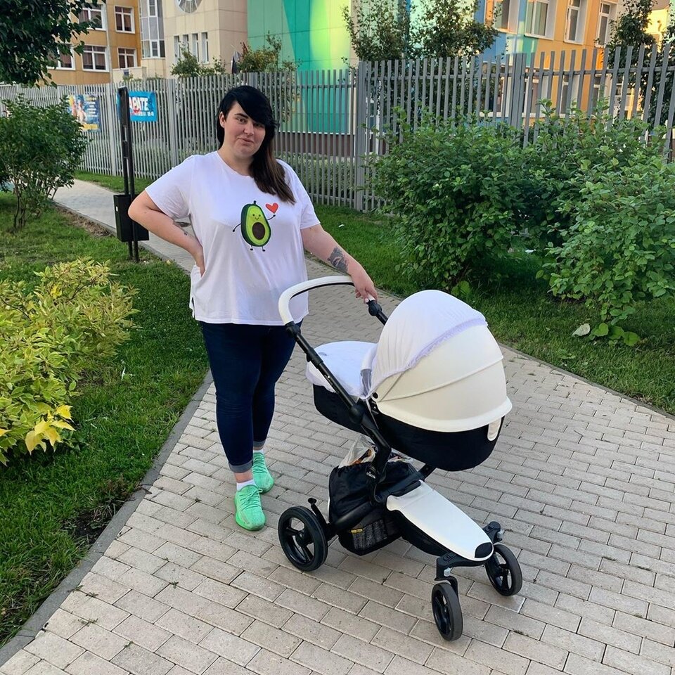 Саша во время одной из первых прогулок с сыном
​Фото: «Инстаграм»
