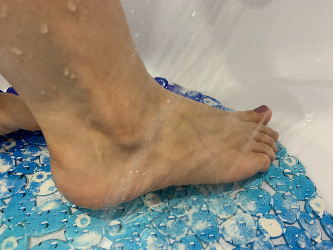 Мыть ноги холодной водой. Обливание ног холодной водой. Ноги в холодной воде.