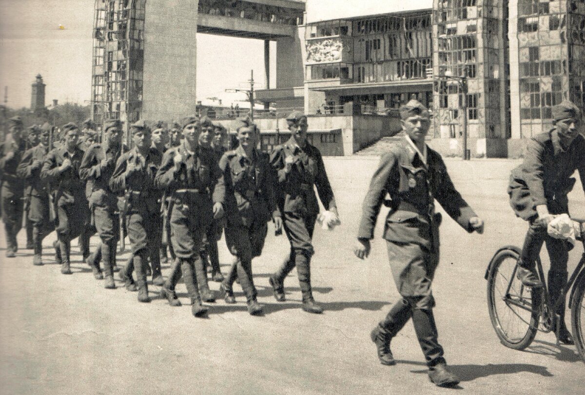 Подразделение "Быстрой дивизии" идет маршем по Театральной площади. 1942 год.