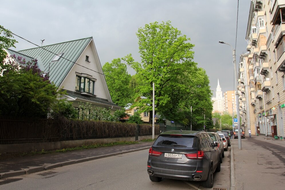 2 . Архитекторами посёлка «Сокол» была реализована популярная в начале XX века концепция «города-сада». Идея поселения, которое сочетало бы в себе лучшие свойства города и деревни, была выдвинута британцем Эбенизером Говардом в 1898 году. Уже в 1903 году появился проект строительства на Ходынском поле в Москве подобного города-сада. Этот проект некоторое время дорабатывался, но события 1914—1917 годов помешали его реализации.  

В градостроительных планах 1920-х годов — «Новая Москва» Алексея Щусева и «Большая Москва» Сергея Шестакова — также широко использовалась идея «города-сада». Окраины и пригороды Москвы предполагалось застроить посёлками, состоящими из невысоких домов, в которых должны были быть свои библиотеки, клубы, спортивные и детские площадки, детские сады.