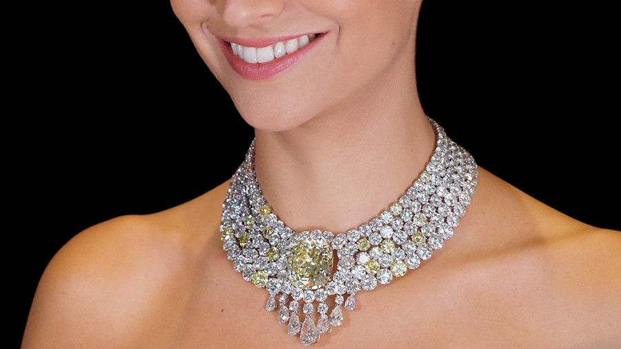 Источник: http://cdn.iz.ru/sites/default/files/styles/900x506/public/news-2017-11/2017-11-08T102021Z_494128501_RC12130CDF00_RTRMADP_3_AUCTION-DIAMOND.jpg?itok=iiO8mT4v