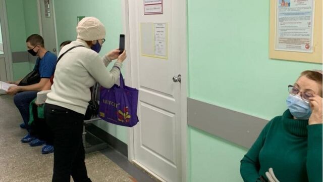 Подпись к фото,Пациенты, пришедшие в курганскую поликлинику № 2, активно интересуются вакцинацией