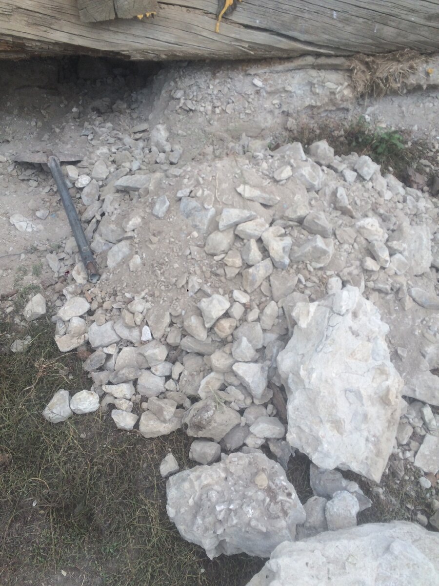 Вот в таком ужасном состоянии был фундамент и бревно.