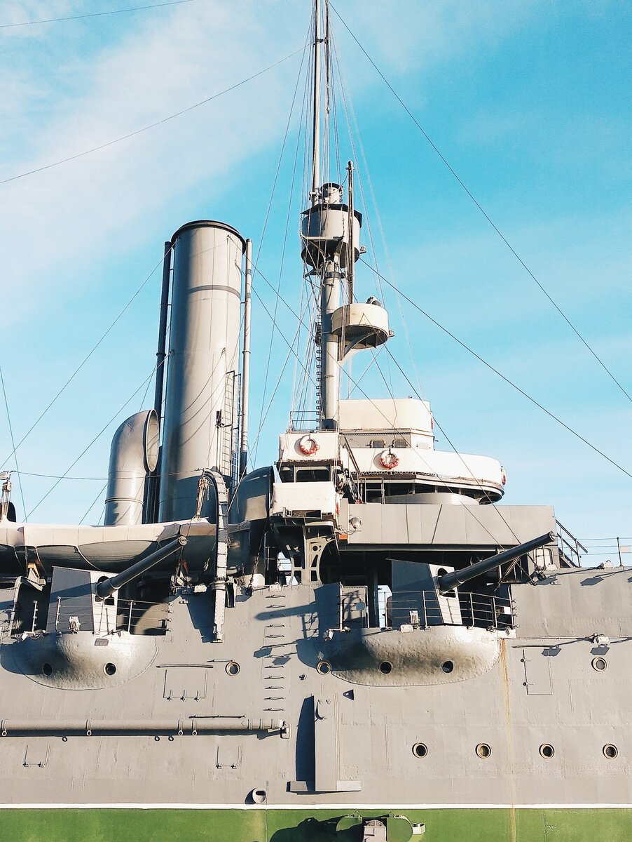 Вблизи крейсер выглядит действительно очень мощно