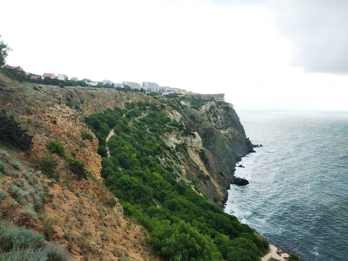 Взгляд налево. Мы тогда еще не знали, что перед нами мыс Фиолент.